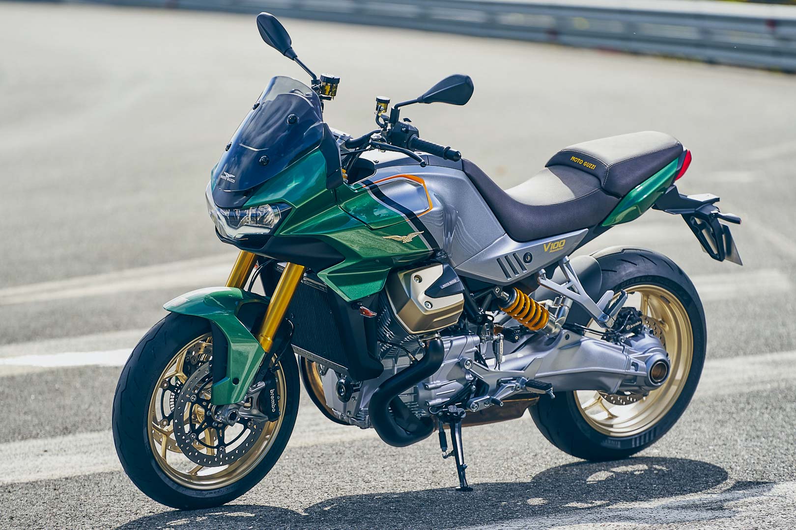 2022 Moto Guzzi V100 Mandello: motocicleta de turismo
